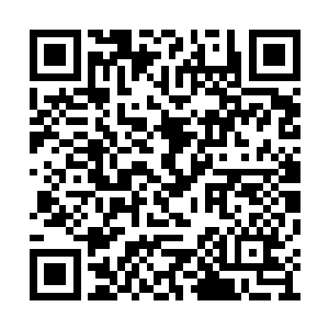 澹台明月没有觉着客厅里摆两张桌子有什么不好二维码生成