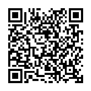 火焰喷射器的压缩燃料瓶在半空中划出美妙的弧线二维码生成