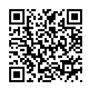 灰雾女士递给李耀一件翠绿色的褂子二维码生成