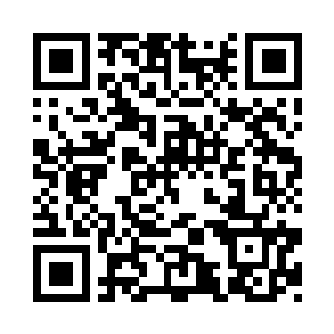 然后一个身穿风衣的老人从上面下來二维码生成