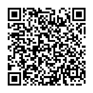 然后从座椅前面的餐台上拿起一把用餐的刀具对准了乘务长的脖子二维码生成