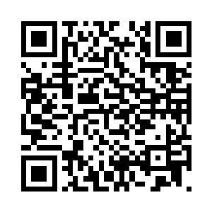然后又伸手指向画面中的另外一个人二维码生成