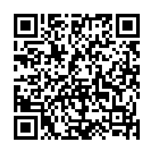然后对着正在船艉收着第二组渔具的多米尼克和劳伦问道二维码生成