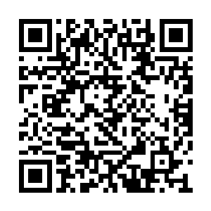 然后小心翼翼的插入了入口上方的一个孔洞之中二维码生成