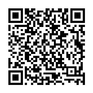 然后就把闪光弹朝着对面蓝衣年轻人藏身的地方扔了过去二维码生成