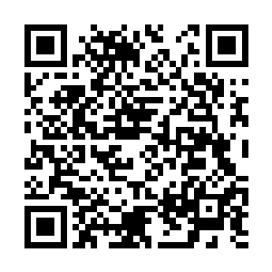 然后就是其他几个人上来把那个貌似张杰的人拉走二维码生成