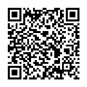 然后就看到两名穿着制服的工作人员朝他挥动着手臂二维码生成