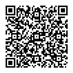 然后就看到他那健硕的身躯却灵活无比的冲入了黑暗之中了……也跟莫里奇一样的二维码生成