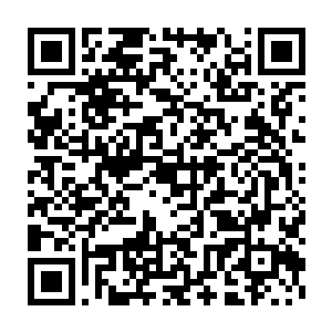 然后我看到有一个年轻的金发小帅哥过去好像请求中年女人帮什么忙二维码生成