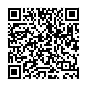 然后把他那双眯成缝隙色迷迷的眼睛落在了年欣然的身上二维码生成