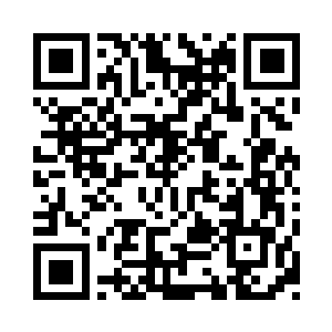 然后有一边拿着个烂木枝条在土地上画着二维码生成