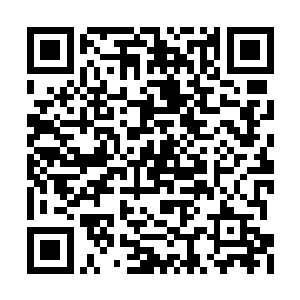 然后朝着后面那两位大汉嘀嘀咕咕的说了一大通二维码生成