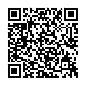 然后正好看到有个手臂受伤的男子悄悄的闯进来二维码生成