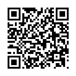 然后毫不客气的坐到了人家的办公桌上二维码生成