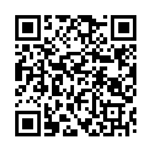 然后用尾指点了点自己右边脸颊示意二维码生成