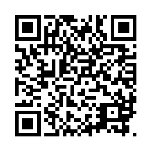 然后用锁链将8人绑在祭台边缘的8个柱子上面二维码生成