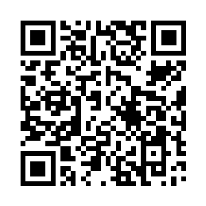 然后端着鸡尾酒坐到了一个窗户后面的桌子前二维码生成