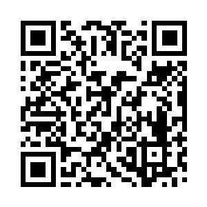 然后笑着指了指旁边罗卿卿的礼物袋说道二维码生成