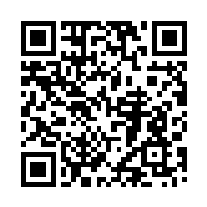 然后走到酒柜前打开酒柜拿出一瓶酒二维码生成