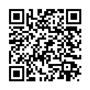 然后趁着他们打砸的时候走到店门口二维码生成