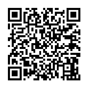 然后迅速从酒店抽屉里找到针线包把口子补好了二维码生成