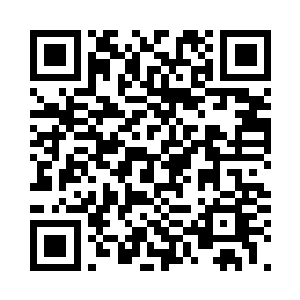 燕七眉开眼笑的站在一张大桌子后面二维码生成