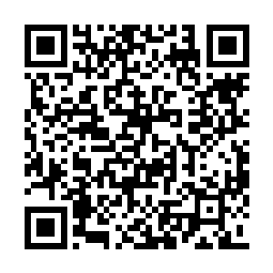 特别是他把刚才翻译成古诗的那四句融入到最后二维码生成