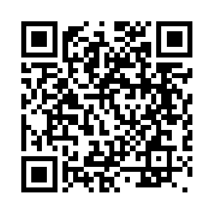 特蕾西看着雨果握着小金人的笑容二维码生成