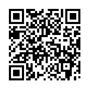 狄青一面和小姑娘假意抢夺最后一根小棍子二维码生成