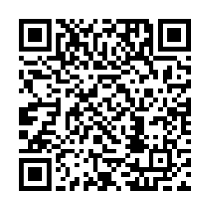 狠狠的用手中的战锤击中地面上三座百米多高的山峰二维码生成