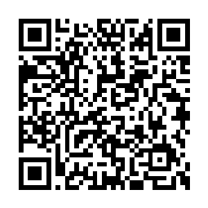 猛地把手里捏着的一个透明袋子朝着他砸了过去二维码生成