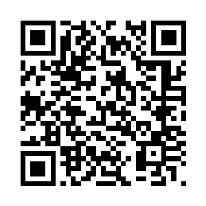 猴子努力把自己身上的宽大衣衫扎紧二维码生成