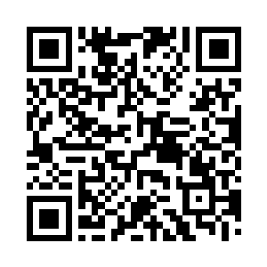 王红兵坐在那里规规矩矩的像个小学生二维码生成