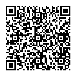 现在两条腿一前一后形成了一个小弓步听了马特的话也看了自家船长一眼羡慕的说道二维码生成