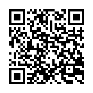 现在走上红地毯的是导演罗伯特一奥特曼二维码生成