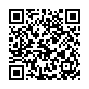 玲玲把其盘头的簪子拔下来搁在床头柜上面二维码生成