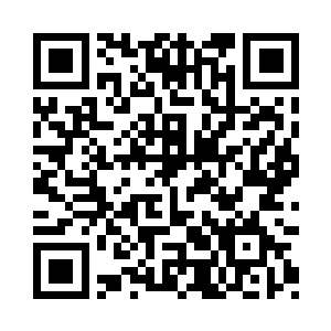 用一个银匙子扒拉一些茶叶放入杯中二维码生成