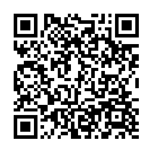 用一块用料很省的浴巾只包裹着身体的几个重要部位二维码生成