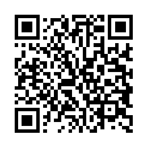 用刀仔细将她手里的罐头切成方便食用的小块二维码生成