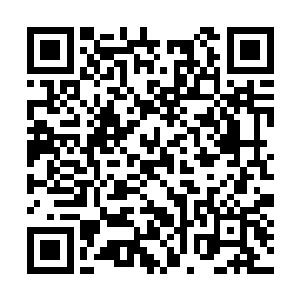 用左脚外侧的三根脚趾的部位将足球轻轻往后一拉二维码生成