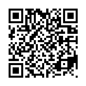 用泥巴和石头建造的小房子簇拥在一起二维码生成