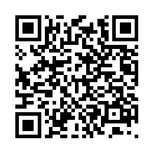 用球棒砍刀不断的敲打着校车的两边二维码生成