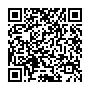 用眼神恶狠狠的看着夏天意思好像是再说等回家在收拾你二维码生成