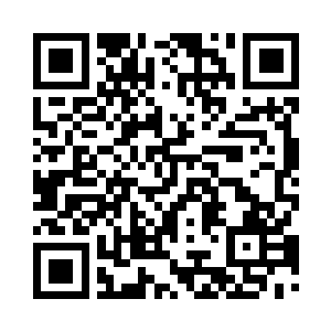 用管道和钢架组合起来的化工厂高塔二维码生成