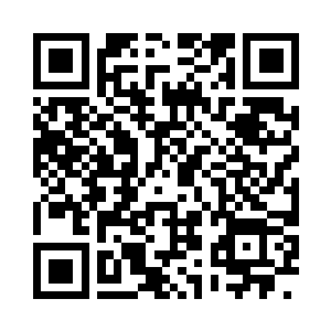 由远至近沈篱似乎在仔细打量着霍斯域二维码生成