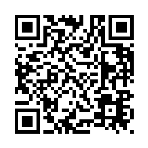 男人俯过身拉近了与年欣然的距离二维码生成