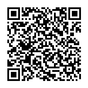 男人冒着生命的危险外出采摘不但考验他对心上人的心意也考验男人的能力二维码生成