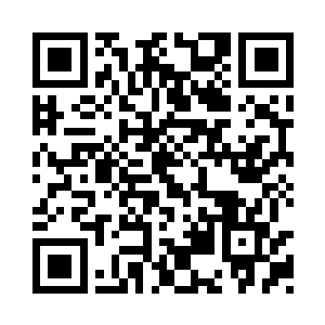 男子对街道左右的一应事物似乎没有任何兴趣二维码生成