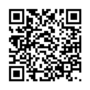 男子的脑袋上也有黑色的光芒盘旋着二维码生成