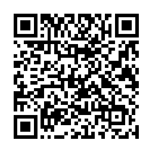 男子看着许冰走进最前方的洗手间之后并没有急着离去二维码生成